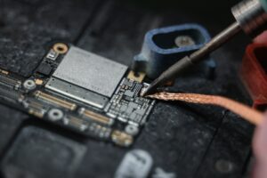 Zalany komputer firmowy – jakie kroki należy podjąć?