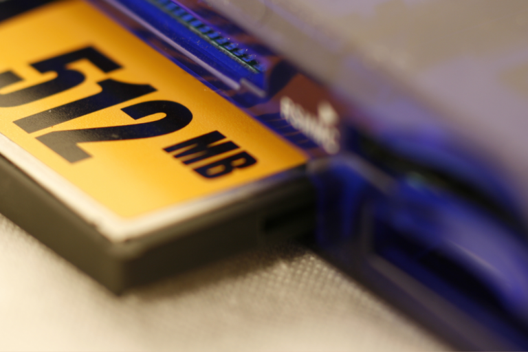 7. Karty pamięci do aparatu – ile sztuk warto zakupić